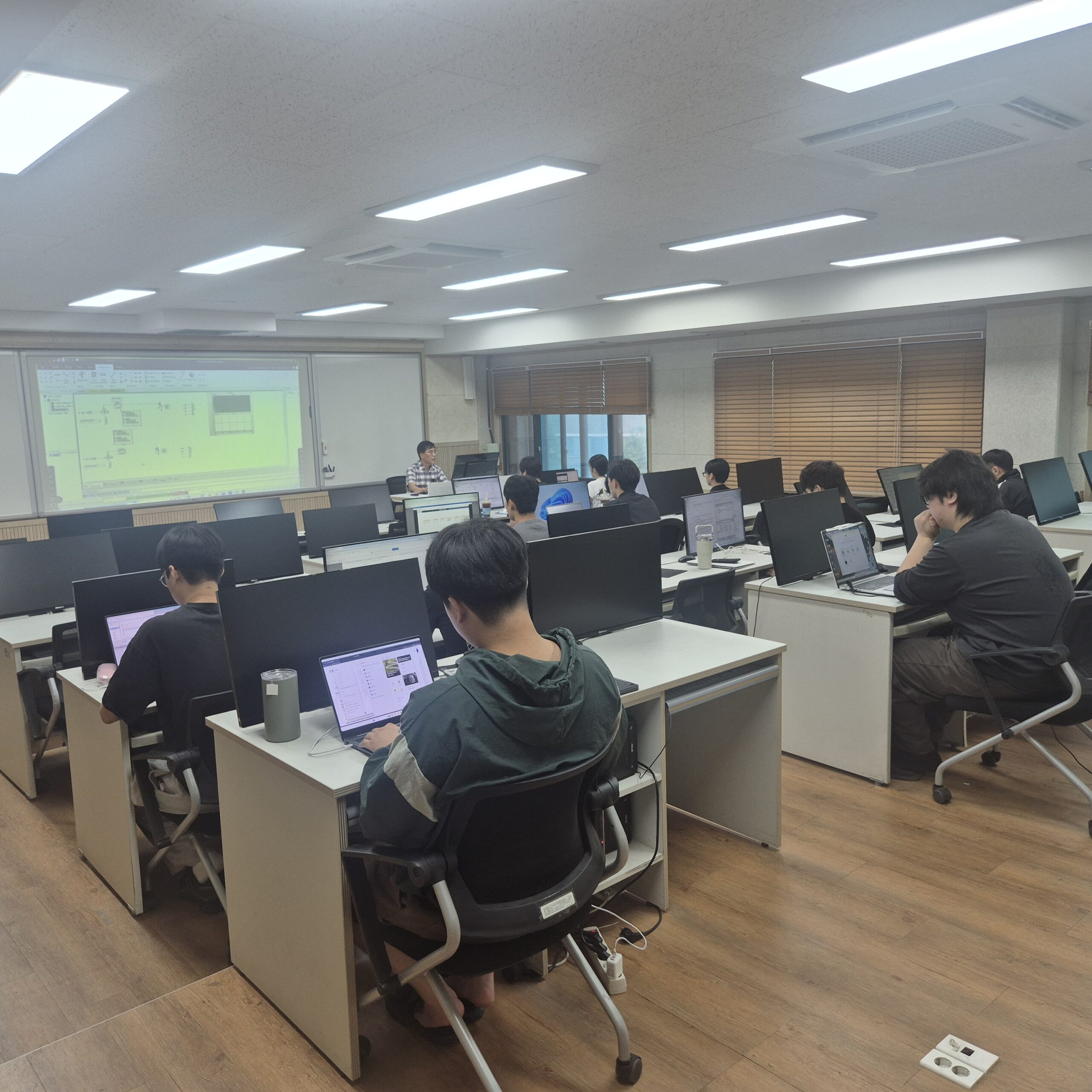 개별 PC로 PSCAD 모델링을 학습하는 파워링크 교육 현장